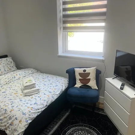 Mj Serviced Apartment Up To 6 Guest - Luxurious Living In West London Next To Tube Station & Central London Hanwell Экстерьер фото
