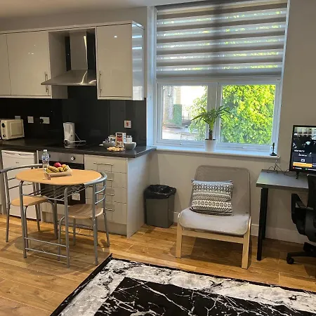 Mj Serviced Apartment Up To 6 Guest - Luxurious Living In West London Next To Tube Station & Central London Hanwell Экстерьер фото