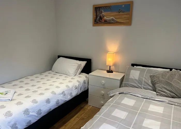Mj Serviced Apartment Up To 6 Guest - Luxurious Living In West London Next To Tube Station & Central London