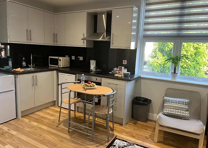 Mj Serviced Apartment Up To 6 Guest - Luxurious Living In West London Next To Tube Station & Central London
