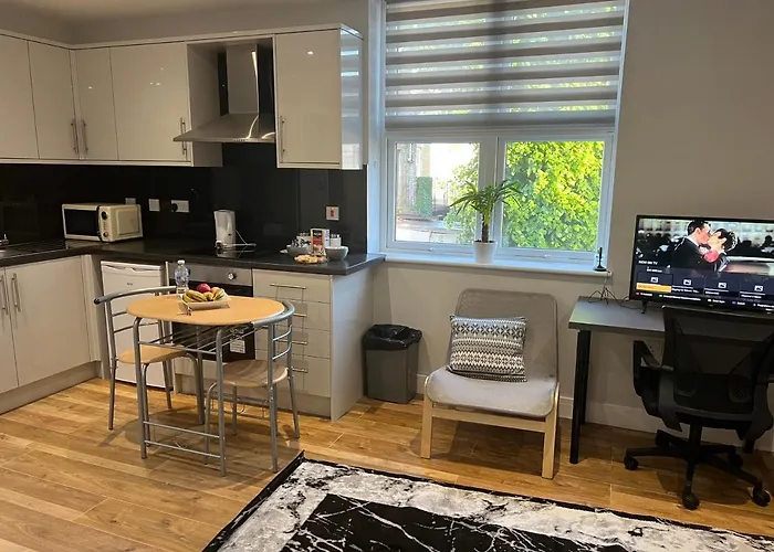 Mj Serviced Apartment Up To 6 Guest - Luxurious Living In West London Next To Tube Station & Central London