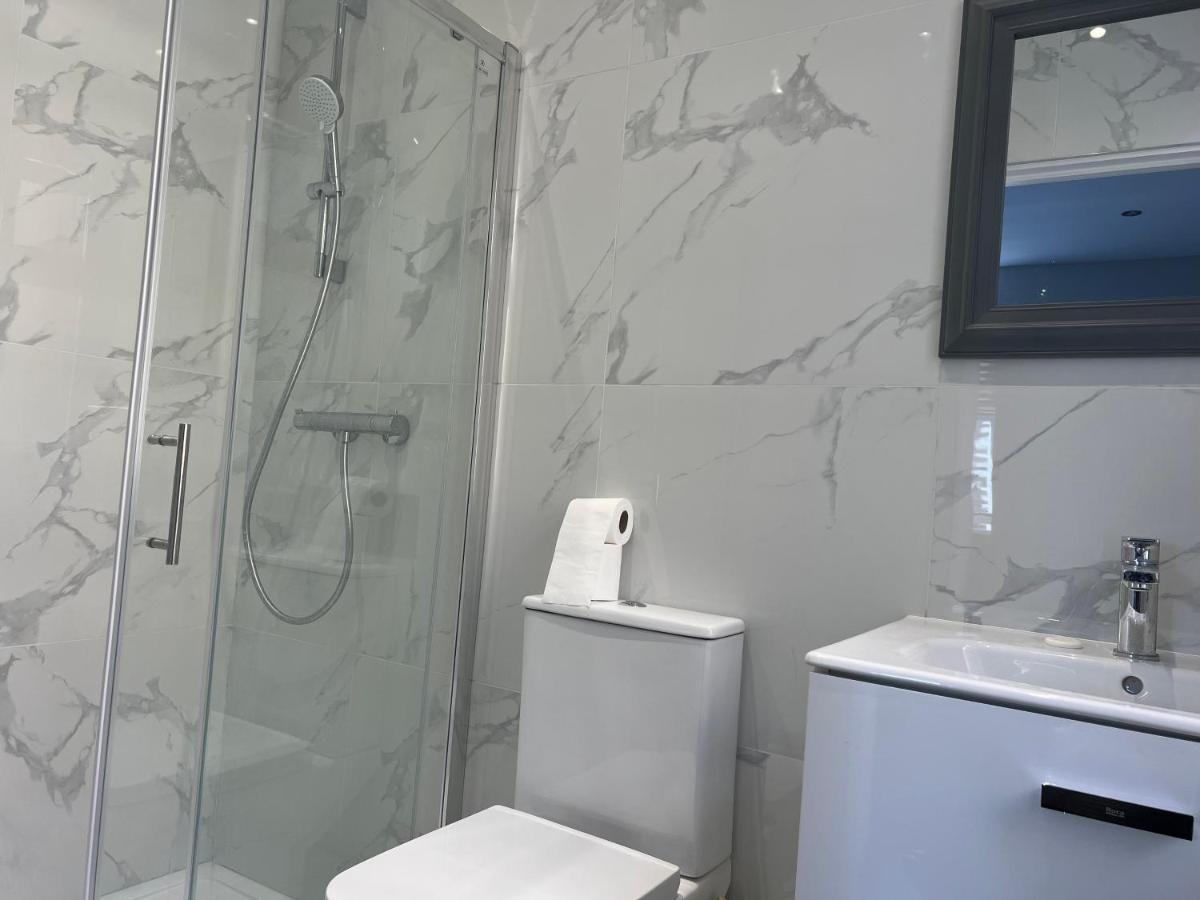 Mj Serviced Apartment: Luxurious West London Living Near Tube Apartment *